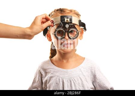 Jeune fille en cours de test oculaire avec des lunettes isolées sur blanc Banque D'Images
