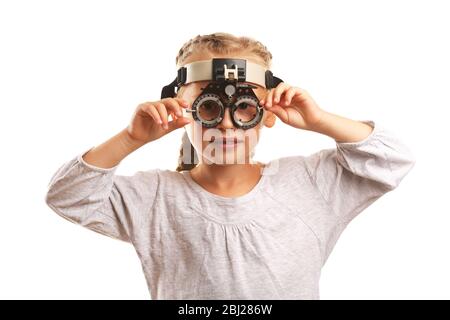 Jeune fille en cours de test oculaire avec des lunettes isolées sur blanc Banque D'Images