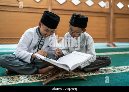 lecture musulmane de coran dans la mosquée pendant le ramadan Banque D'Images