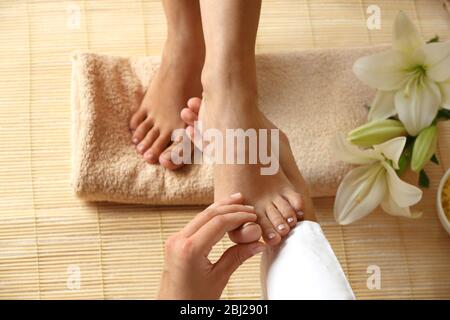 Ce masseur pieds massage in spa beauté Banque D'Images