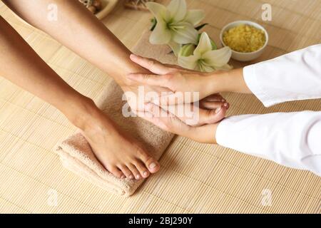 Ce masseur pieds massage in spa beauté Banque D'Images