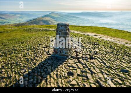 Le Trig point sur le sommet de MAM Tor, Peak District National Park, Derbyshire, Royaume-Uni Banque D'Images
