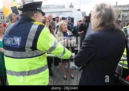 John Waters (à droite) écoute Gemma O'Doherty (au centre) comme le lit la Constitution irlandaise, à leur arrivée à la Haute Cour de Dublin. O'Doherty et Waters ont lancé un défi juridique contre l'État concernant les lois et restrictions d'urgence introduites pour arrêter la propagation de Covid-19. Banque D'Images