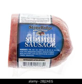 Winneconne, WI - 26 avril 2020: Un paquet de saucisse d'été Stone Ridge sur un fond isolé. Banque D'Images