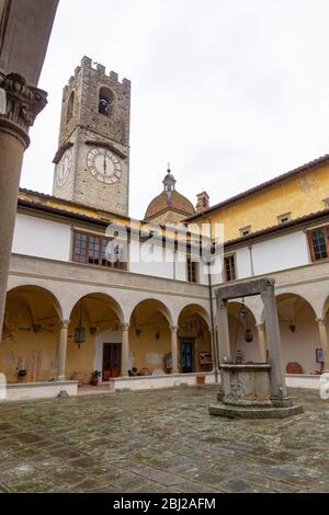 Badia a Passignano, Florence: Vue sur le cloître de l'abbaye de San Michele Arcangelo à Passignano, un monastère situé sur les collines du Chianti Banque D'Images