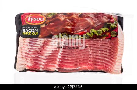 Winneconne, WI - 26 avril 2020: Un paquet de bacon Tyson sur un fond isolé. Banque D'Images