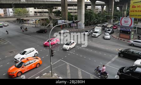 BANGKOK/THAÏLANDE - 15 FÉVRIER 2020: Route de rue du centre-ville en asphalte avec vue supérieure des voitures et des feux de signalisation le 15 février à Bangkok Banque D'Images