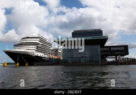 Bateau de croisière MS Nieuw Statendam de Holland America Line, amarré à côté du Muziekgebow, dans le port d'Amsterdam Banque D'Images