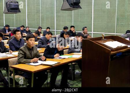 Pyongyang / RMR Corée - 12 novembre 2015 : étudiants apprenant la langue anglaise à la Grande Maison d'étude populaire, un centre d'éducation ouvert à tous les non Banque D'Images