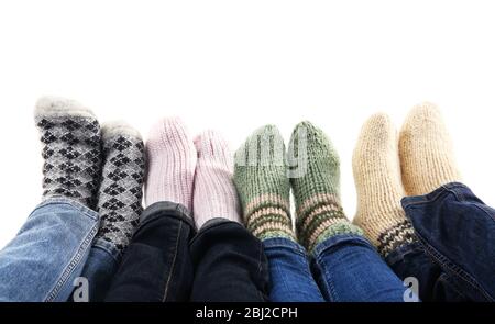 Pieds humains dans des chaussettes tricotées isolées sur blanc Banque D'Images