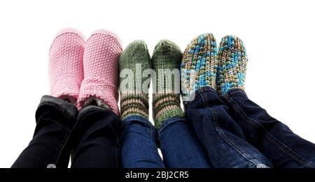 Pieds humains dans des chaussettes tricotées isolées sur blanc Banque D'Images