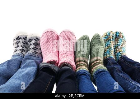 Pieds humains dans des chaussettes tricotées isolées sur blanc Banque D'Images