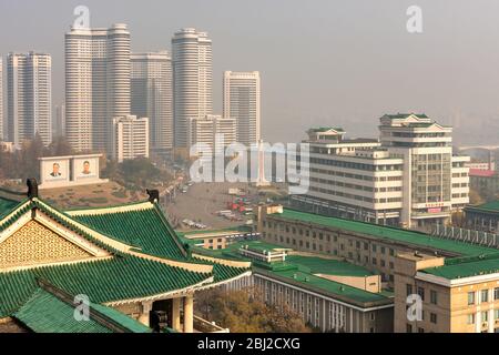 Pyongyang / RPD Corée - 10 novembre 2015 : immeubles modernes d'appartements et de bureaux dans le centre de Pyongyang, en Corée du Nord Banque D'Images