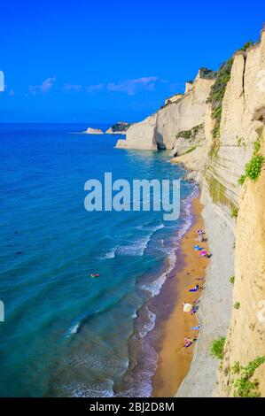 La plage de Loggas à Peroulades est une plage paradisiaque à haute falaise rocheuse blanche et l'eau d'Azur limpide à Corfou, près de Cape Drastis, île Ionienne Banque D'Images