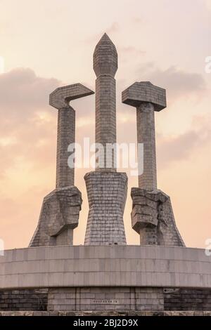 Pyongyang / RPD Corée - 11 novembre 2015 : monument aux fondateurs de la fête à Pyongyang, Corée du Nord. Marteau, faucille et brosse symbolisent les travailleurs, farme Banque D'Images