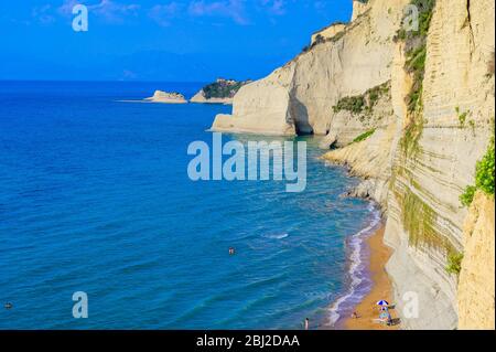 La plage de Loggas à Peroulades est une plage paradisiaque à haute falaise rocheuse blanche et l'eau d'Azur limpide à Corfou, près de Cape Drastis, île Ionienne Banque D'Images