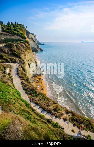 La plage de Loggas à Peroulades est une plage paradisiaque à haute falaise rocheuse blanche et l'eau d'Azur limpide à Corfou, près de Cape Drastis, île Ionienne Banque D'Images