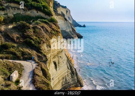 La plage de Loggas à Peroulades est une plage paradisiaque à haute falaise rocheuse blanche et l'eau d'Azur limpide à Corfou, près de Cape Drastis, île Ionienne Banque D'Images