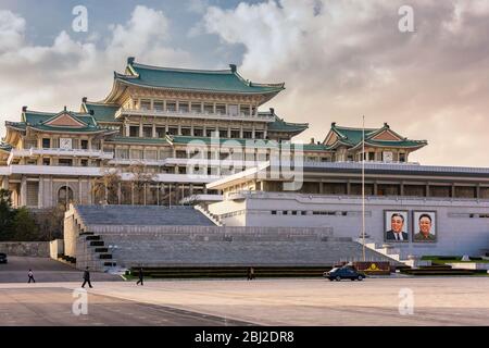 Pyongyang / RPD Corée - 12 novembre 2015 : la Maison d'étude du Grand peuple est située sur la place Kim il-Sung à Pyongyang, en Corée du Nord Banque D'Images