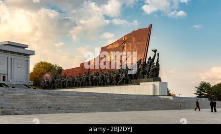 Pyongyang / RPD Corée - 12 novembre 2015 : statues en bronze au Grand Monument sur la colline Mansu à Pyongyang, Corée du Nord, commémorant l'histoire de Banque D'Images