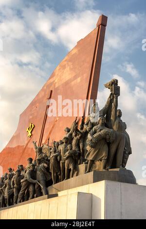 Pyongyang / RPD Corée - 12 novembre 2015 : statues en bronze au Grand Monument sur la colline Mansu à Pyongyang, Corée du Nord, commémorant l'histoire de Banque D'Images