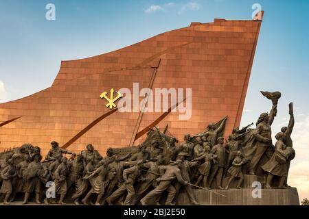 Pyongyang / RPD Corée - 12 novembre 2015 : statues en bronze au Grand Monument sur la colline Mansu à Pyongyang, Corée du Nord, commémorant l'histoire de Banque D'Images