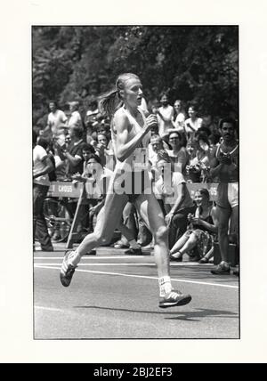 GRETE WAITZ, légende de la course à pied, est en route pour établir le record du monde pour 10km dans une course féminine unique à Central Park, New York. Mai 1980. Banque D'Images