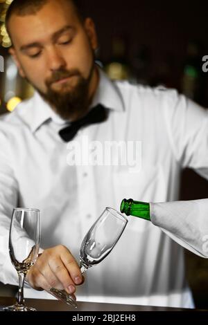 Barman verser du champagne dans la vitre Banque D'Images