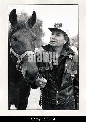 JAY SILVERHEELS, l'acteur indien mohawk qui a joué Ton sur le spectacle de télévision Lone Ranger et plus tard est devenu un jockey de course de harnais. 1975, Californie. Banque D'Images