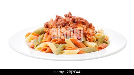 Spaghetti bolognaise sur une plaque blanche isolée sur blanc Banque D'Images