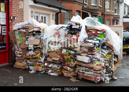 Chalvey, Slough, Berkshire, Royaume-Uni. 28 avril 2020. Des piles de recyclage soigneusement huilées attendent l'élimination à l'extérieur d'un supermarché polonais à Chalvey, Slough pendant le verrouillage pandémique de Coronavirus. A Slough, seule l'élimination des déchets commerciaux des entreprises impliquées dans la fourniture de services essentiels est actuellement ouverte. Crédit : Maureen McLean/Alay Live News Banque D'Images