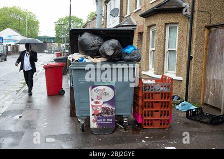 Chalvey, Slough, Berkshire, Royaume-Uni. 28 avril 2020. Des piles de recyclage soigneusement huilées attendent l'élimination à l'extérieur d'un supermarché polonais à Chalvey, Slough pendant le verrouillage pandémique de Coronavirus. A Slough, seule l'élimination des déchets commerciaux des entreprises impliquées dans la fourniture de services essentiels est actuellement ouverte. Crédit : Maureen McLean/Alay Live News Banque D'Images