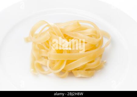 Bol de spaghetti isolé sur fond blanc Banque D'Images