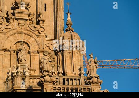 Cathédrale Saint-Jacques-de-Compostelle, Galice, Espagne. Statue de St. Barbara et James le moins. Place Obradeiro à Saint-Jacques-de-Compostelle la fin Banque D'Images