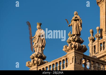 Cathédrale Saint-Jacques-de-Compostelle, Galice, Espagne. Statue de Saint-Susanna et Saint-Jean. Place Obradeiro à Saint-Jacques-de-Compostelle le point de fin de Banque D'Images