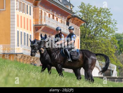 Dresde, Allemagne. 28 avril 2020. Policewomen de la police saxonne patrouille de l'équipe de l'équitation sur leurs chevaux le long des rives de l'Elbe devant le château d'Pilnitz. La police vérifie si les restrictions sont respectées par les citoyens dans la lutte contre la propagation du coronavirus. Crédit: Robert Michael/dpa-Zentralbild/dpa/Alay Live News Banque D'Images