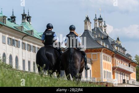 Dresde, Allemagne. 28 avril 2020. Policewomen de la police saxonne patrouille de l'équipe de l'équitation sur leurs chevaux le long des rives de l'Elbe devant le château d'Pilnitz. La police vérifie si les restrictions sont respectées par les citoyens dans la lutte contre la propagation du coronavirus. Crédit: Robert Michael/dpa-Zentralbild/dpa/Alay Live News Banque D'Images