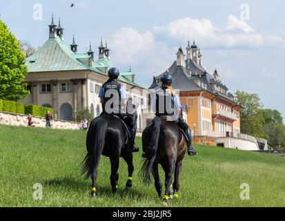 Dresde, Allemagne. 28 avril 2020. Policewomen de la police saxonne patrouille de l'équipe de l'équitation sur leurs chevaux le long des rives de l'Elbe devant le château d'Pilnitz. La police vérifie si les restrictions sont respectées par les citoyens dans la lutte contre la propagation du coronavirus. Crédit: Robert Michael/dpa-Zentralbild/dpa/Alay Live News Banque D'Images