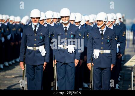 Izmir, Turquie - 29 octobre 2019. MSU petit officier de la force aérienne élèves de l'école professionnelle en ligne à la place Gundogdu le 29 octobre République Banque D'Images