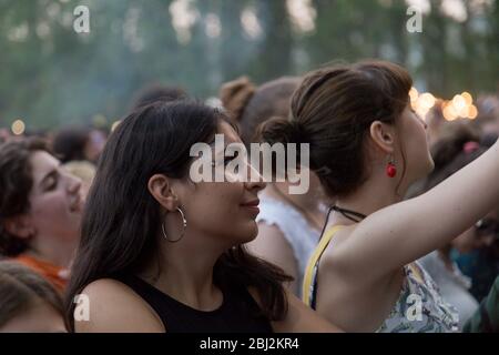 Audience avec les mains posées à un festival de musique et de lumières sur de au-dessus de la scène. Soft focus, haute sensibilité ISO, image granuleuse. Banque D'Images