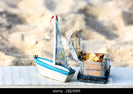 Belle composition de la mer avec bateau sur fond de plage de sable Banque D'Images