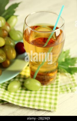 Bouquet de raisin avec verre sur table en bois Banque D'Images