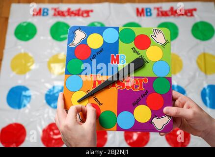 Un garçon qui tourne le disque de jeu de retordeuse avant de se mettre sur le tapis. Banque D'Images