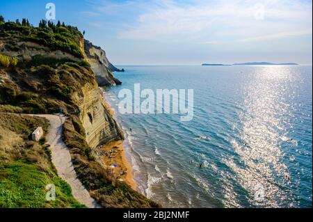 La plage de Loggas à Peroulades est une plage paradisiaque à haute falaise rocheuse blanche et l'eau d'Azur limpide à Corfou, près de Cape Drastis, île Ionienne Banque D'Images