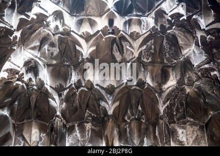 Le mur à l'intérieur du monastère de Geghard, situé dans les montagnes de l'Arménie Banque D'Images