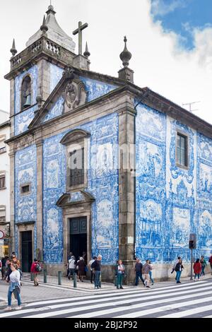 Célèbre azulejos bleu portugais et blanc carreaux de mur à la Capela das Almas de Santa Catarina - Chapelle de Sainte Catherine à Porto, Portugal Banque D'Images