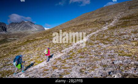 Norvège, en été, randonnée dans le parc national de Rondane avec des enfants Banque D'Images