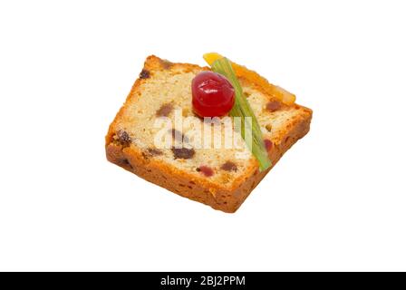 Une tranche de gâteau aux fruits confits avec fond blanc Banque D'Images