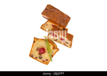 tranches de gâteau aux fruits confits avec fond blanc Banque D'Images