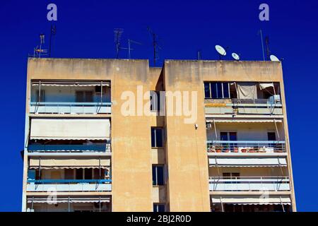 Vue sur l'immeuble d'appartements à Athènes, Grèce, 17 mars 2020. Banque D'Images